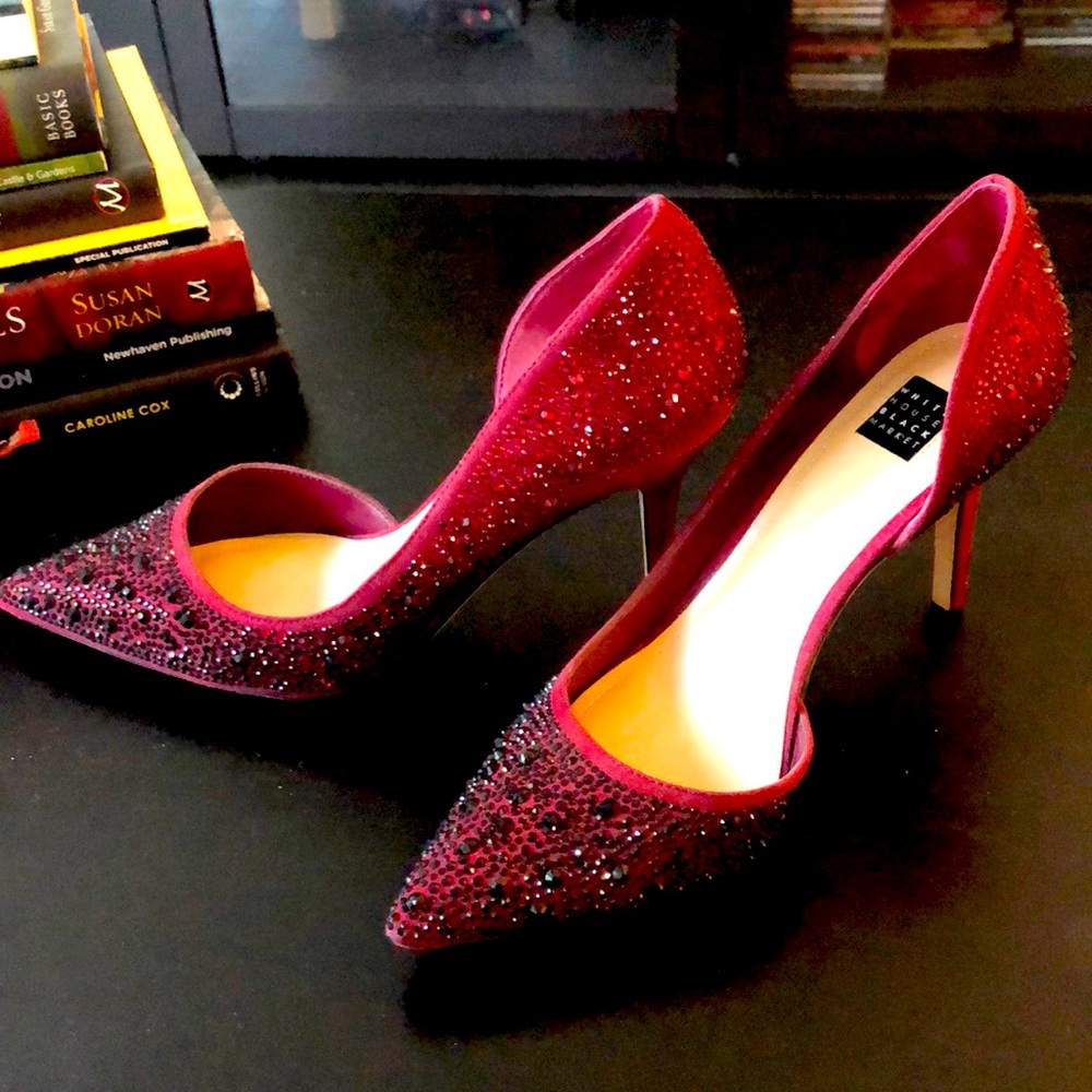 White House Black market size 6 sparkle pumps but fits more like 61/2 shoe size